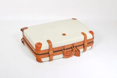 une valise blanche avec des poignées marron sur un fond blanc