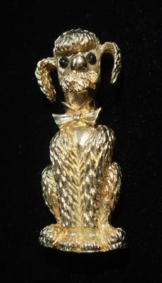 une photo d'une figurine de chien plaquée or