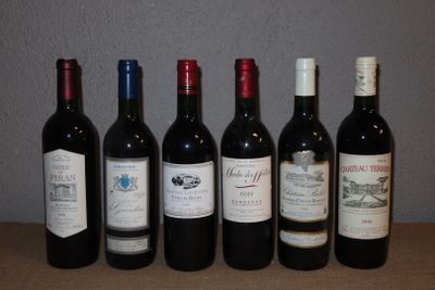 plusieurs bouteilles de vin sont alignées sur une table
