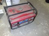 un petit générateur portable posé par terre dans un garage