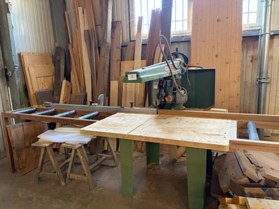 une photo d'une table en bois dans un atelier