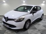 la voiture blanche est garée sur un carrelage à carreaux