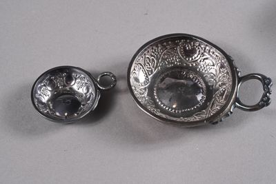 tasse et soucoupe plaquées argent, accompagnées d'une cuillère, sur un fond blanc