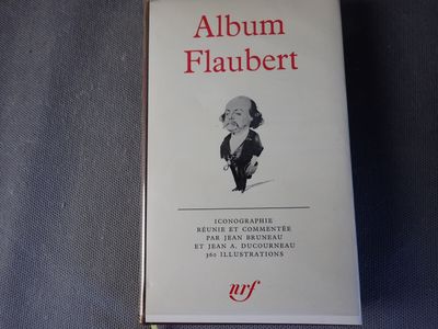 un livre sur lequel figure la photo d'un homme en smoking
