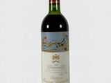 la bouteille de vin est posée sur une surface blanche