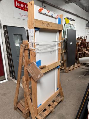 un chevalet en bois sur lequel est accrochée une pancarte, dans une pièce