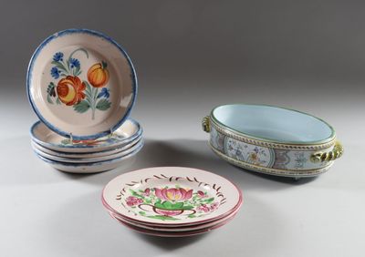 trois assiettes et un bol posés sur une table