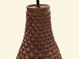 un vase marron dans lequel se trouve une ampoule