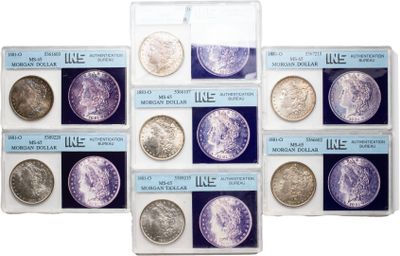 un ensemble de six types différents de pièces d'argent présentées dans une vitrine