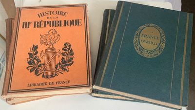 deux livres posés l'un à côté de l'autre sur une table