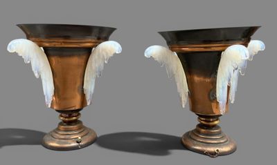deux vases ornés d'ailes blanches sur fond gris