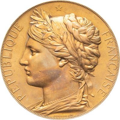 Gros plan sur une pièce d'or ornée d'une tête de femme