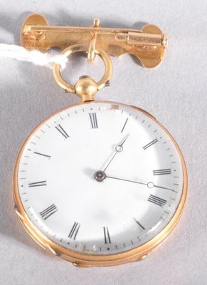 une montre de poche en or avec des chiffres romains