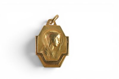 un cadenas en or sur lequel est gravé le portrait d'une femme