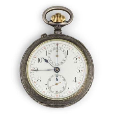 gros plan d'une montre de poche sur fond blanc