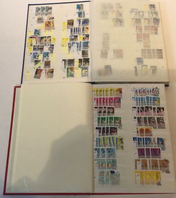 un livre ouvert avec des timbres, posé sur une table