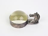 une bague en argent sur laquelle est gravée une tête de cheval