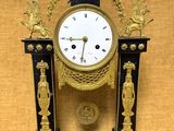 une horloge noire et or posée sur une table