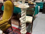 une table sur laquelle est posé un vase, dans une pièce remplie de meubles