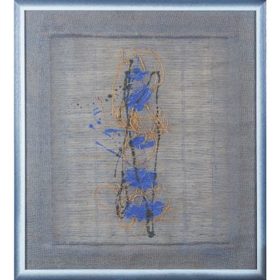 une image d'une photo d'un tableau représentant une femme avec des fleurs bleues