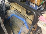 une pile d'objets hétéroclites dans un garage