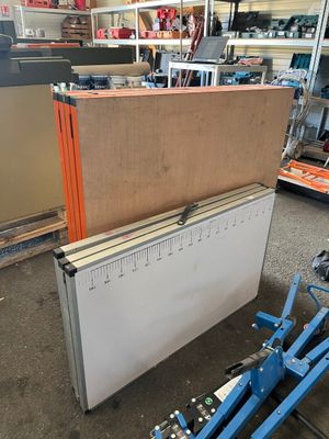 une photo d'un établi dans un garage avec des outils