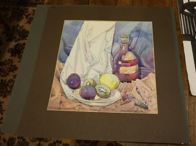 une photo d'un tableau représentant des fruits et une bouteille posés sur une table