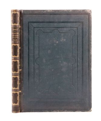 un vieux livre posé sur une table à côté d'un livre