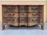 une commode en bois surmontée d'un miroir