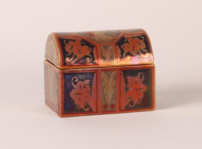 une petite boîte en bois ornée d'un motif floral