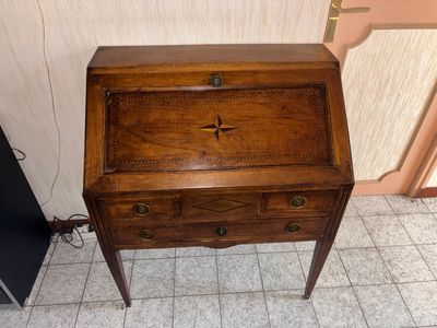 Bureau de pente en noyer ouvrant par un abattant orné d'une …