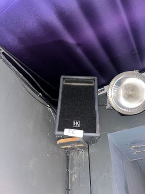 un haut-parleur posé sur une table