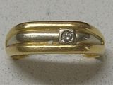 une bague en or surmontée d'un diamant
