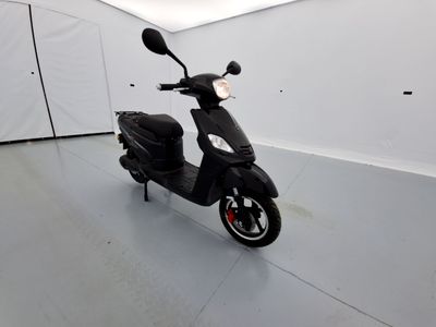 un scooter garé dans une pièce