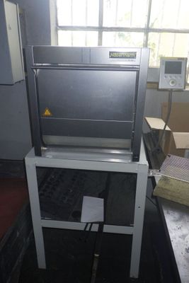 une machine placée au milieu d'une pièce