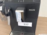 une machine à café posée sur une table