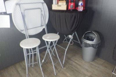 trois tabourets et une table dans une pièce