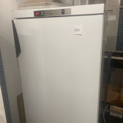 un réfrigérateur blanc placé dans une pièce