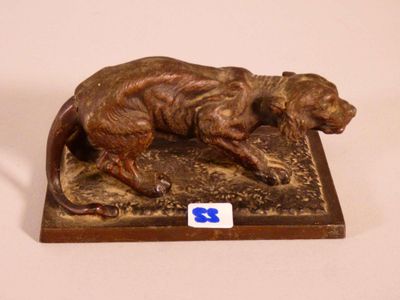 statue en bronze représentant un chien et un chat sur un socle