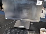 une image d'un écran d'ordinateur et d'un clavier sur un bureau