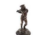 une figurine en bronze représentant un homme jouant du violon