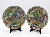paire d'assiettes chinoises de style « famille » représentant des personnages dans un jardin