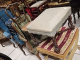 le nombre de chaises qui sont assises ensemble dans une pièce