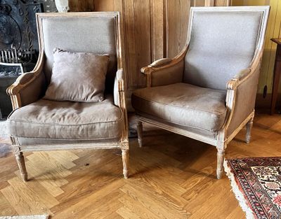 deux chaises assises l'une à côté de l'autre sur un plancher en bois