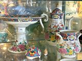trois vases et un bol exposés dans une vitrine