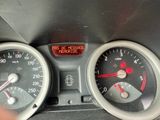 un gros plan du tableau de bord d'une voiture avec un compteur de vitesse et des jauges