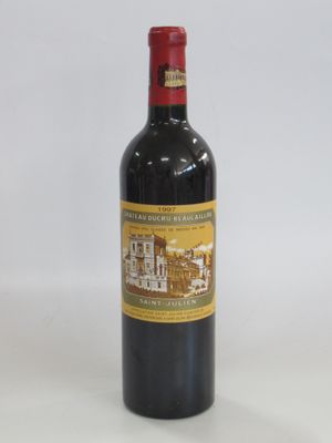une bouteille de vin posée sur une table