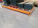 une palette remplie de tôles d'acier de différents types