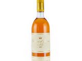 une bouteille de vin posée sur une surface blanche