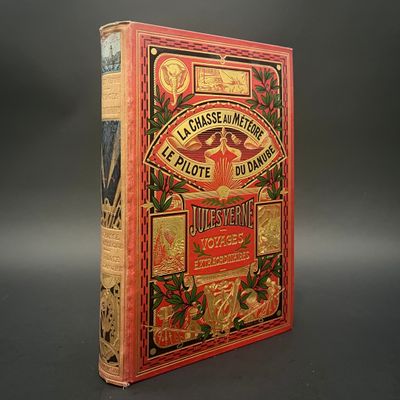 la couverture d'un livre rouge sur laquelle figure l'image d'un oiseau